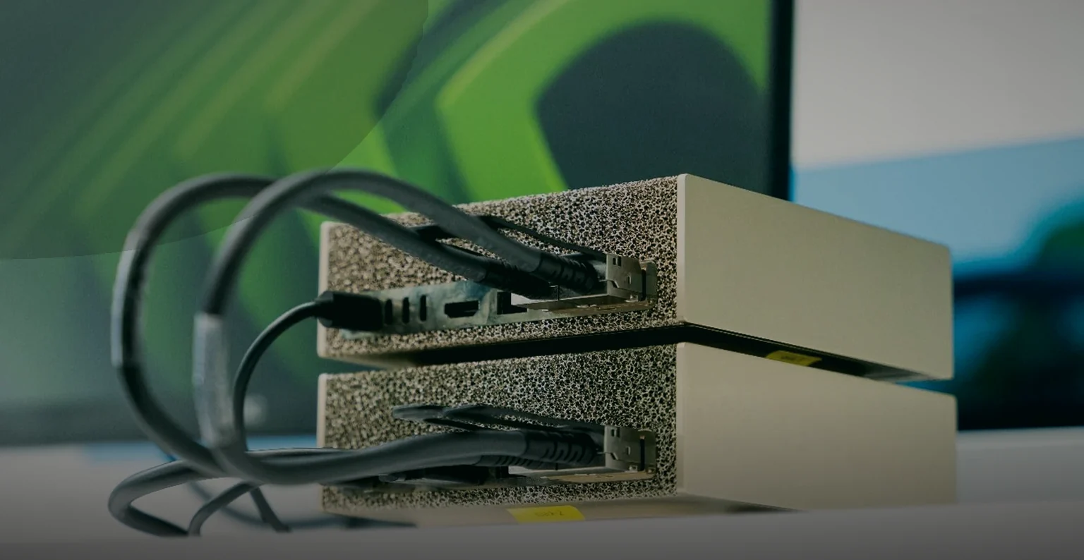 2台の DGX Spark を積み上げネットワークケーブルで相互接続し、デュアルノードのローカル AI クラスタを構成
